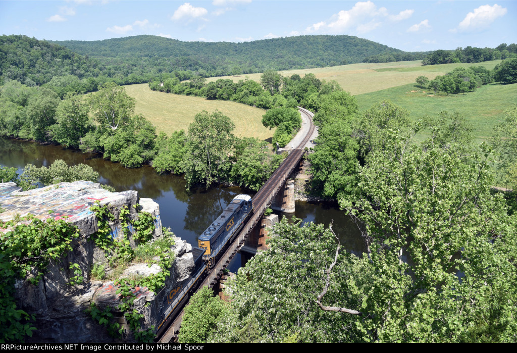 Rebuilt CSX SD70MAC #4571 leads a train at Button's Bluff